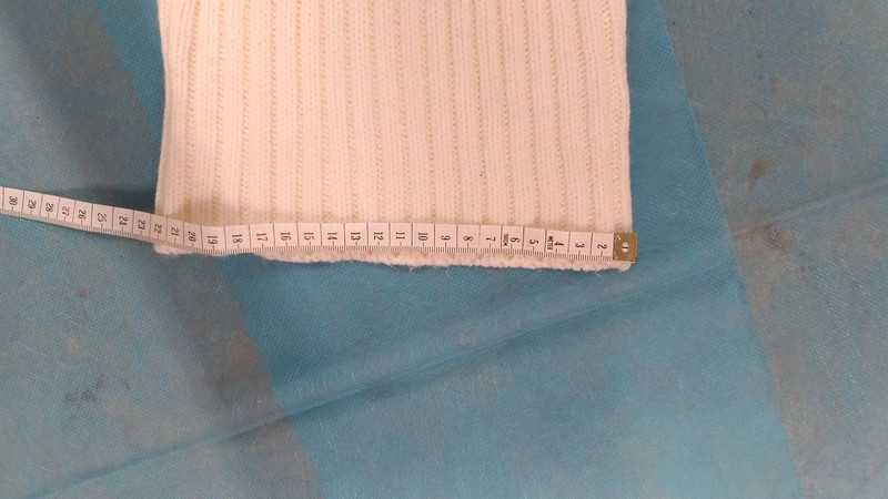 Piękny biały sweter golf