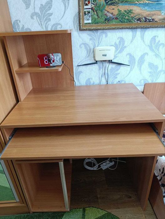 Стіл комп'ютерний