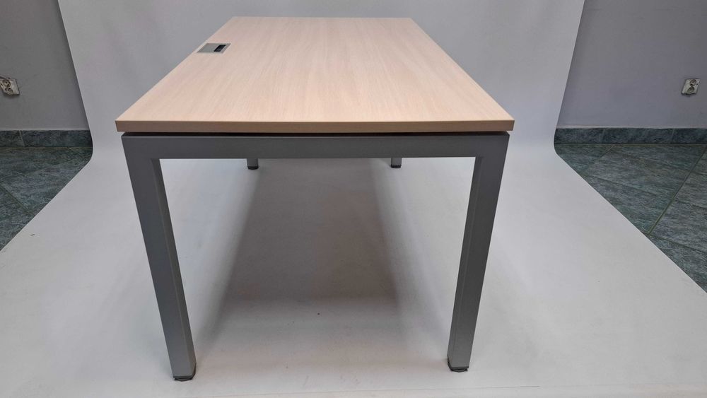 Biurko proste Euronova 140x80 orzech rockford jasny - duża ilość