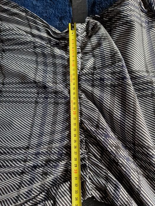 Dzianinowa sukienka midi z plisami i bufiastymi rękawami M