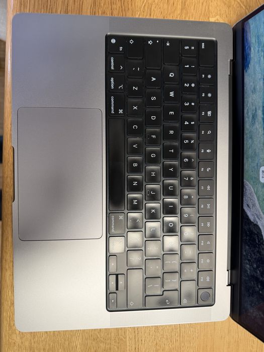 MacBook Pro 14” M1 Pro 16 GB / 1 TB SSD + magic mouse 2