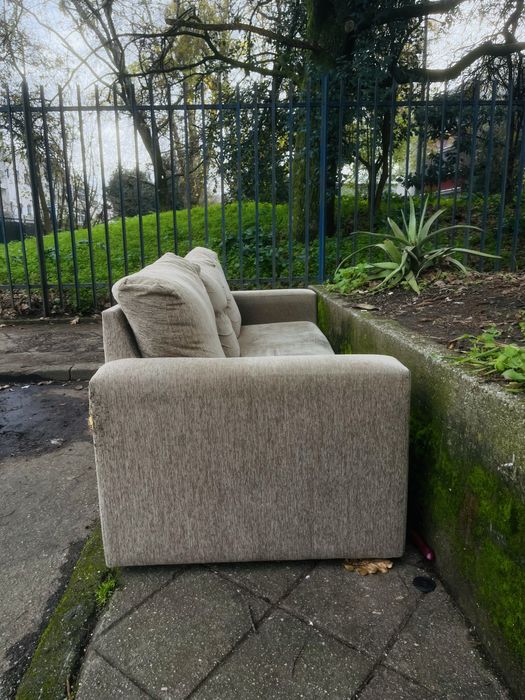 Sofá bege em boas condições