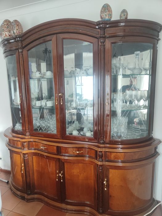 Cristaleira, em madeira maciça