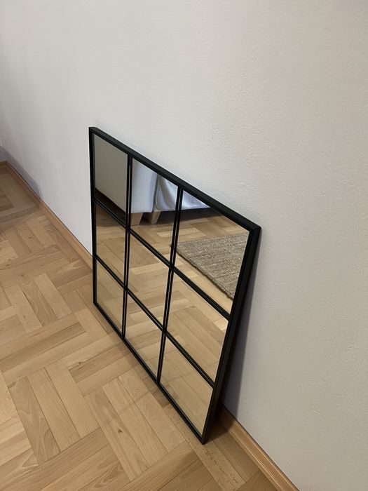 Czarne lustro ze szprosami