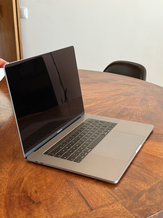 Macbook Pro 15” i7 Quad-core Touchbar 1TB SSD 16GB RAM Radeon Pro 560 Graphics 4GB