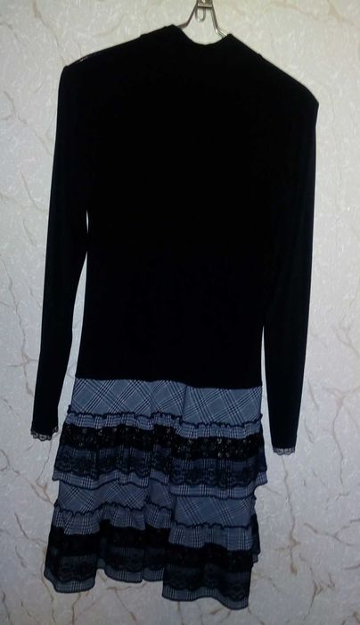 Черное комбинированное трикотажное платье с кружевной отделкой