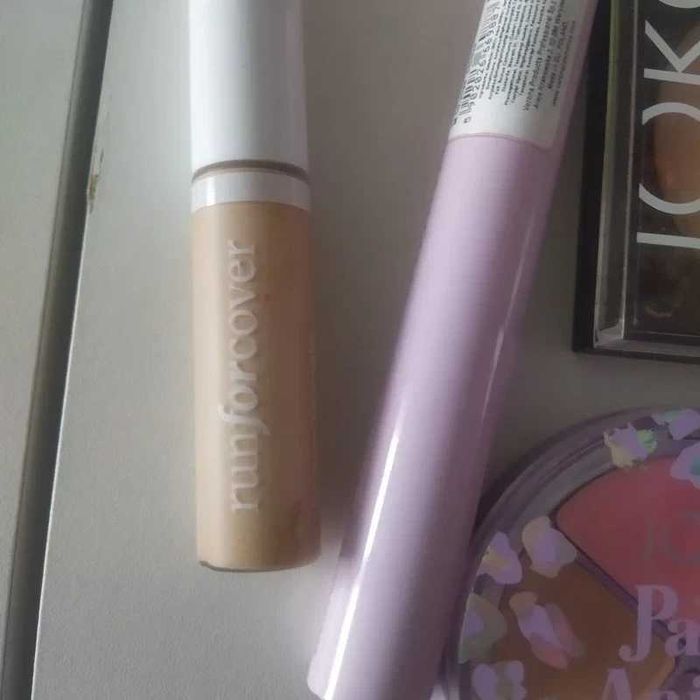 Zestaw nowych kosmetyków mascara paletka cieni błyszczyk i inne