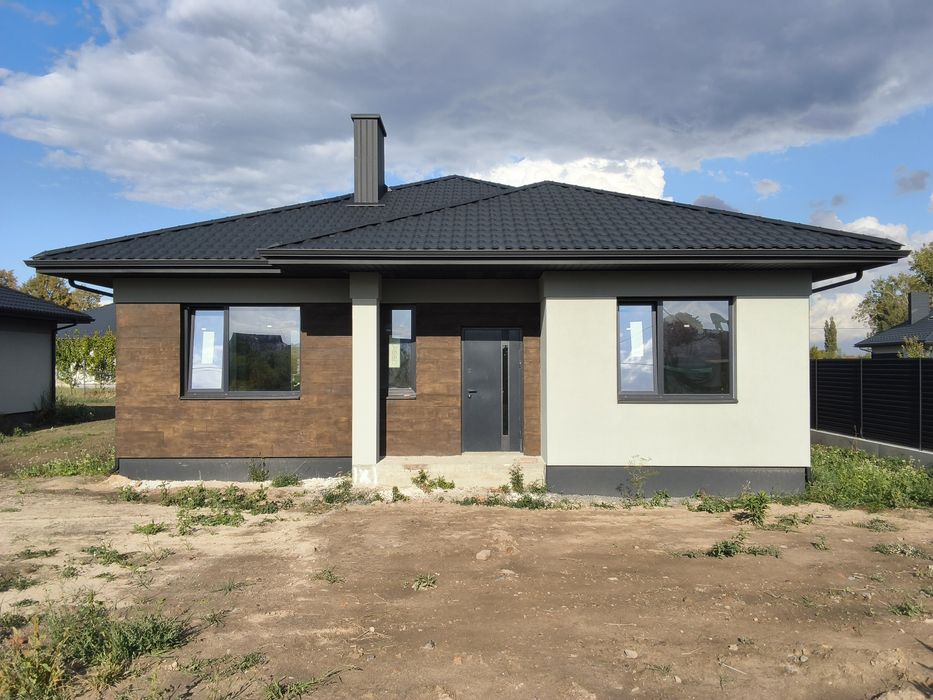 Продається просторий будинок з терасою у Луцькому районі с. Боратин  108 м² + велика ділянка 7,5 сот.