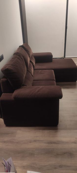 Sofá castanho versátil com boas medidas