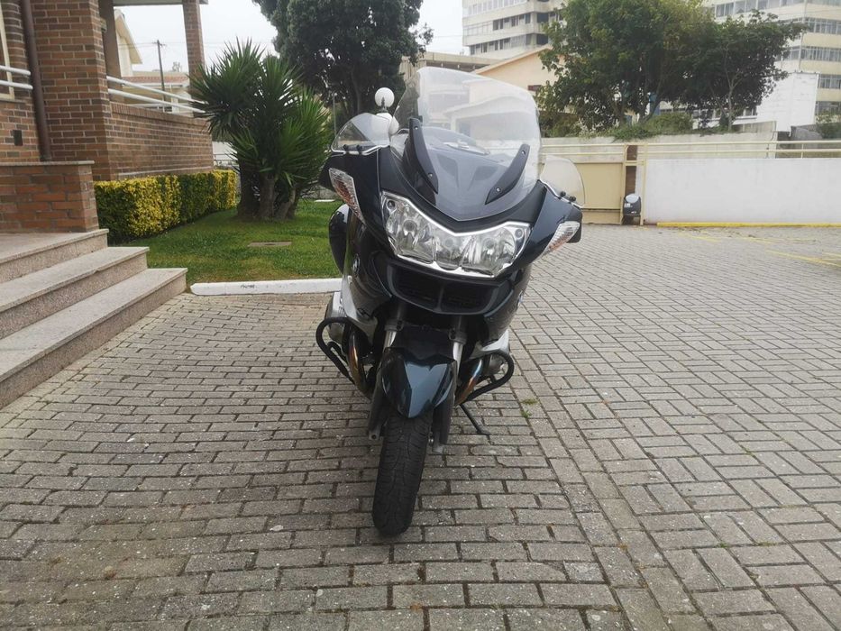 BMW R 1200 RT com malas laterais e top case