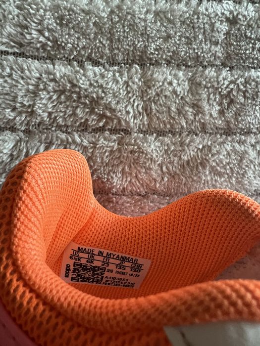 Фірмові кросівки adidas для дівчинки