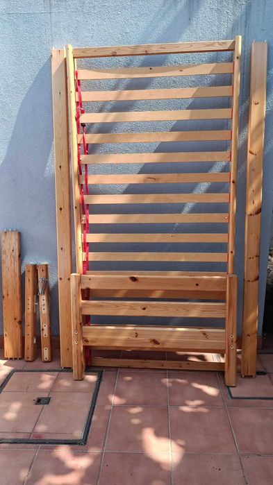 Cama de solteiro em pinho maciço