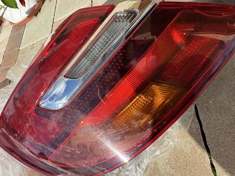 Uszkodzona lewa lampa tyl opel insignia a