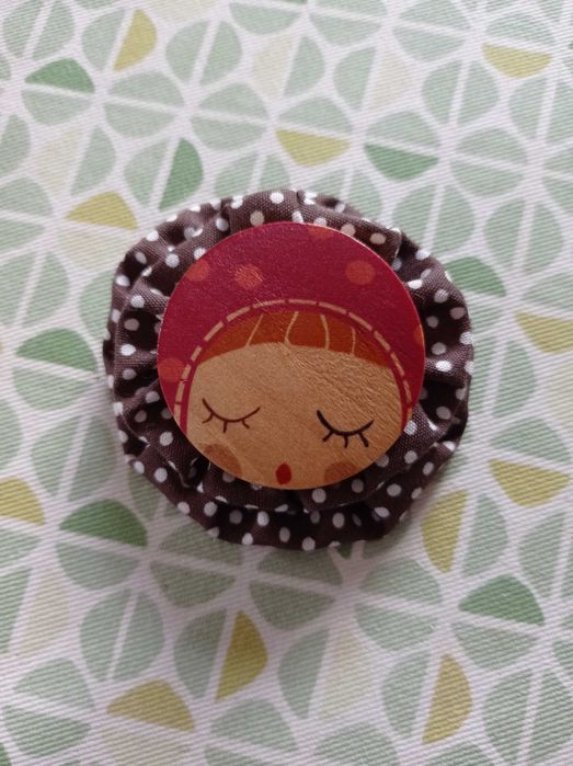 Alfinete em tecido e madeira