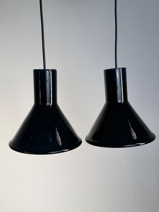 Para granatowych szklanych lamp Holmegaard Mini P&T Pendel projektu Michaela Banga