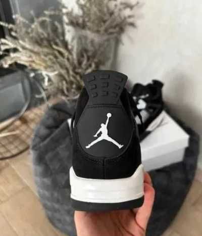 Jordan 4 w czarno-białej kolorystyce  39