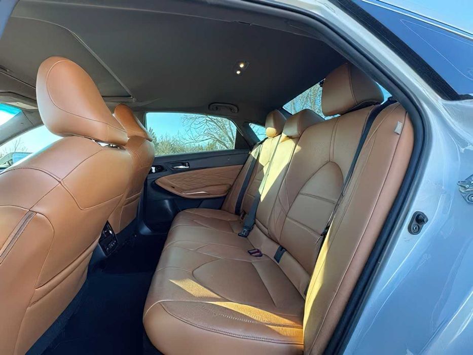 Toyota Avalon Hybrid Limited      2021