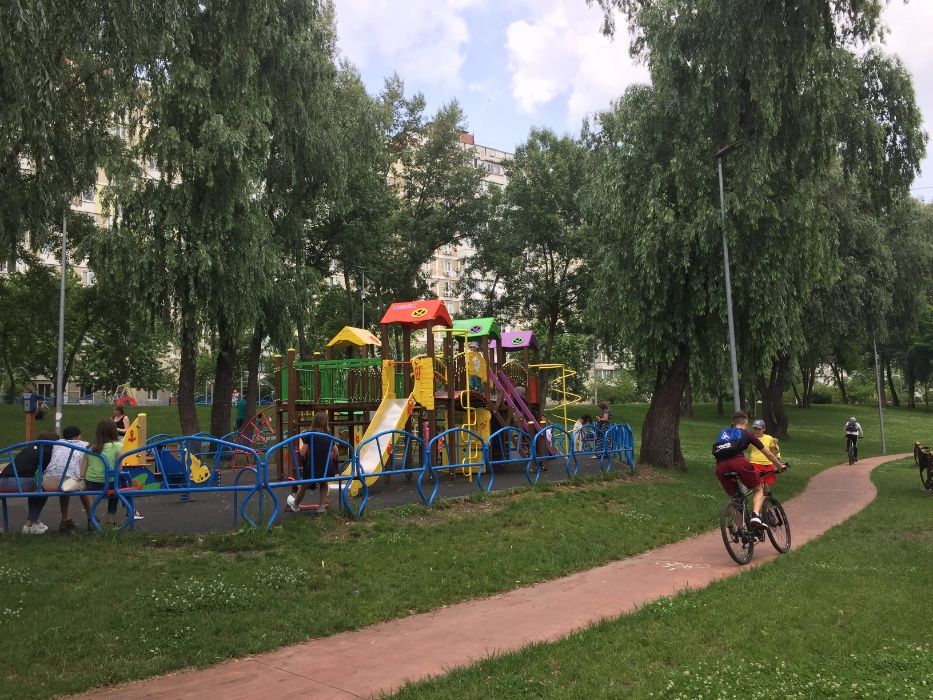 2 комнатная - 5 спальных мест - смежная с камином начало Троещины!