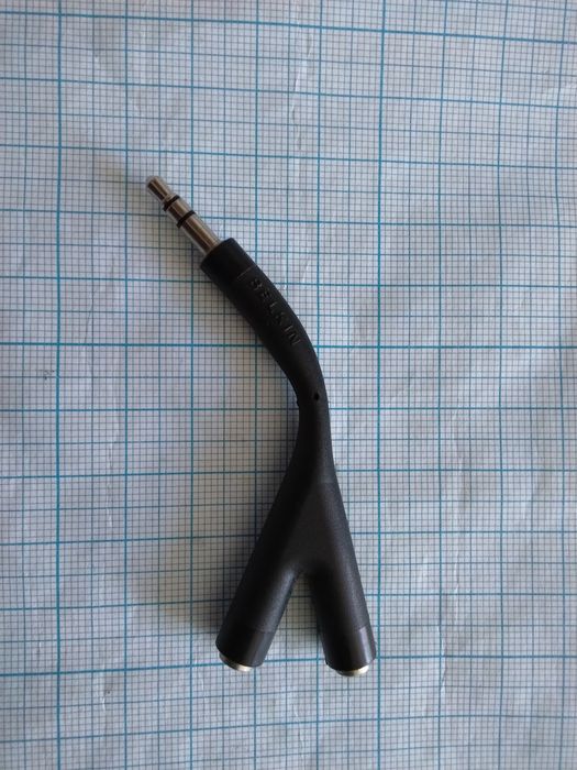 Аудіорозгалужувач Belkin у Y-подібному дизайні.