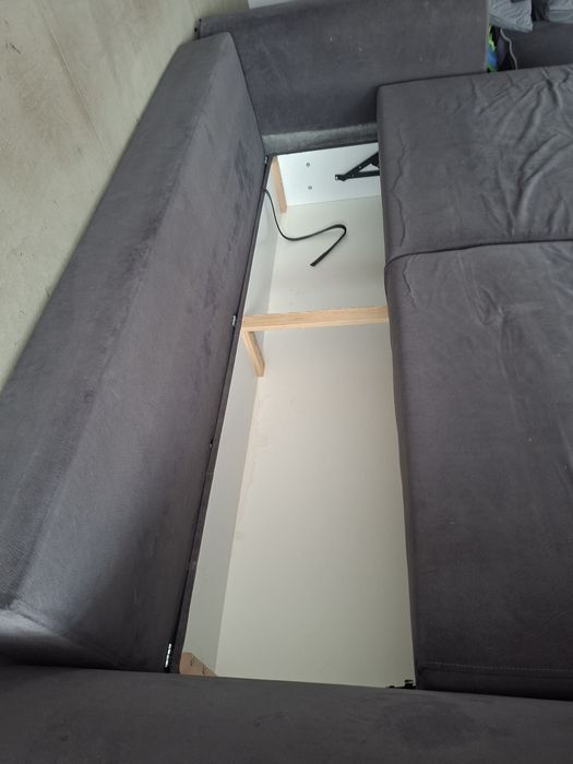 Sofa rozkładana szara z pufami