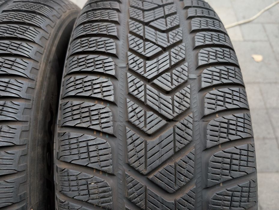 Пара зимних шин 235/65 R17 Pirelli