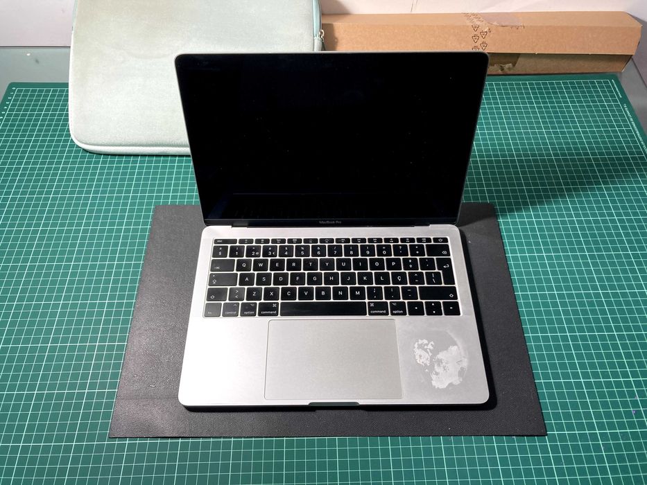 Mackbook Pro 13-inch (2016) — avariado/para peças (exterior impecável)