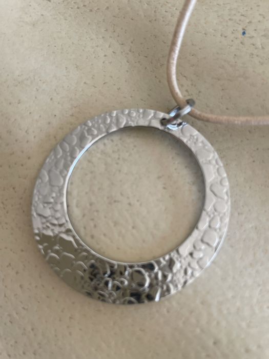 Colares e pulseiras Stone em couro e aço inoxidável