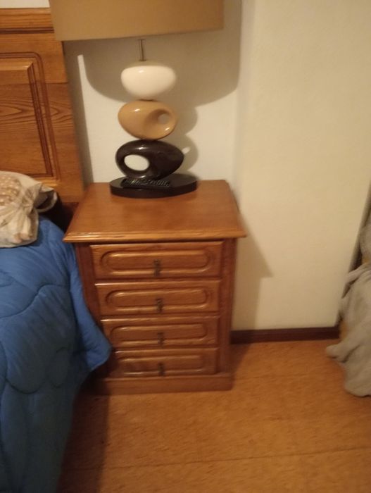 Vende se cama se casal sem colchao ,2 mesas de cabeceira e um guarda fatos de três portas