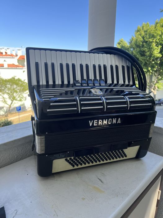 Acordeão VERMONA Mod. 87 Farfisa Italiano — Preto, à 3a voz, em bom estado e com mala e correias