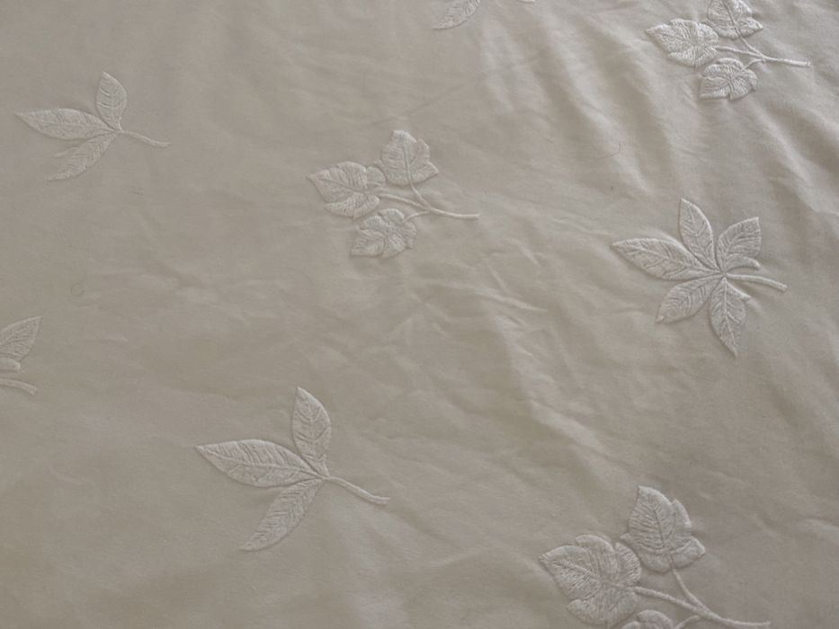 Coberta de cama de casal e rolo decorativo