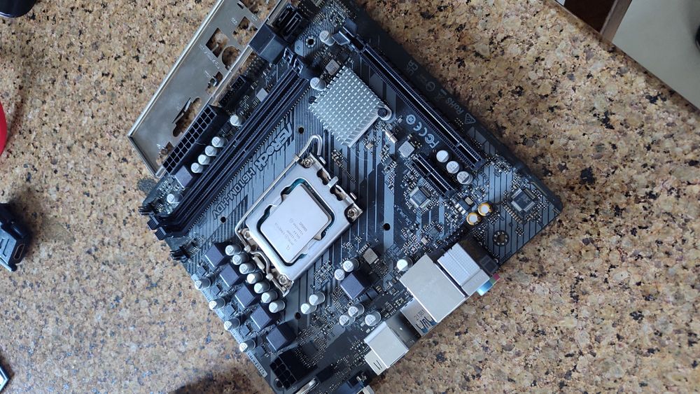 Bundle H610M / i3 12100F / 8GB (ou 16) DDR4