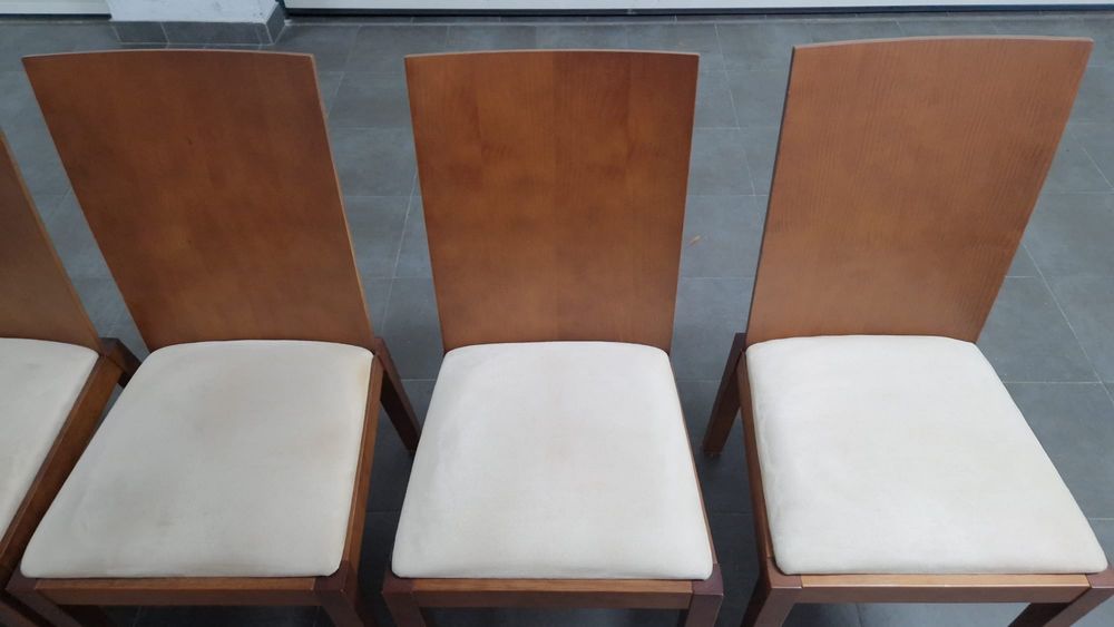 Mesa de jantar extensivel em madeira com 5 cadeiras