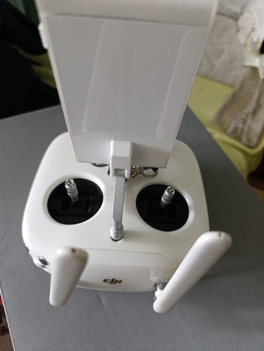 Phantom 4.  Дрон практично новий. Увесь комплект.