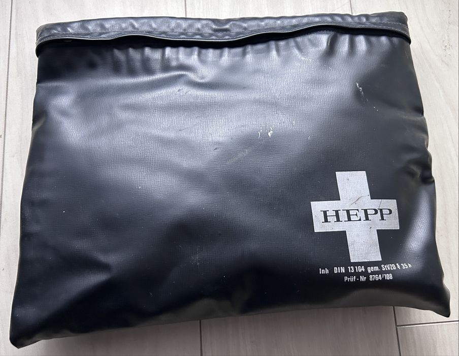 Apteczka samochodowa do starego auta 88 rok ( produkt kolekcjonerski)