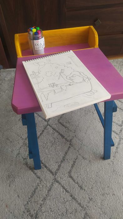 Stolik dla dzieci do malowania oraz rysowania.