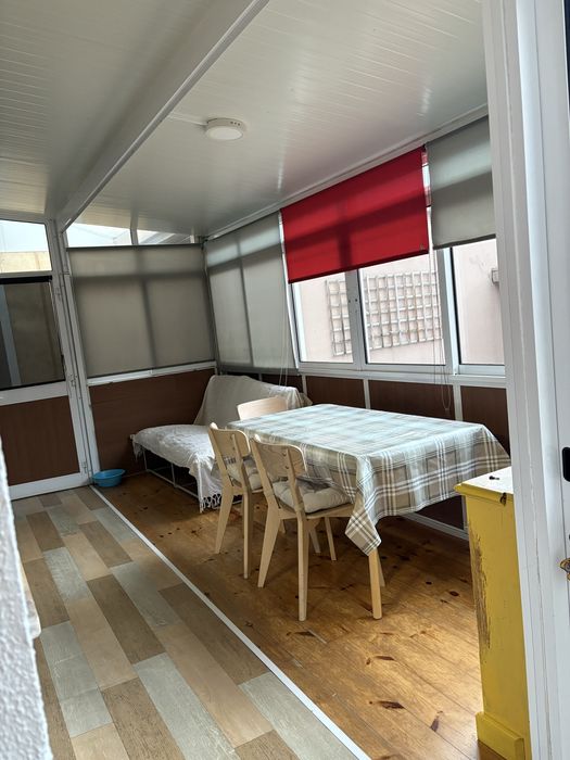 Alugo quarto junto ao metro de Santo Ovídio.