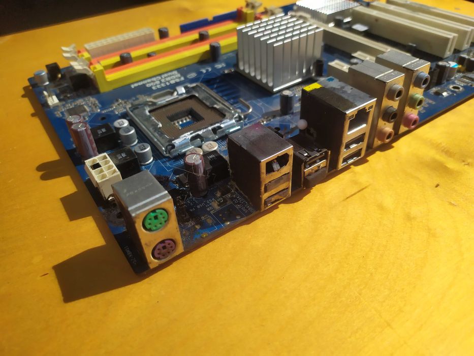 Материнская плата ASRock P5B-DE для процессоров Intel в корпусе Socket LGA775.