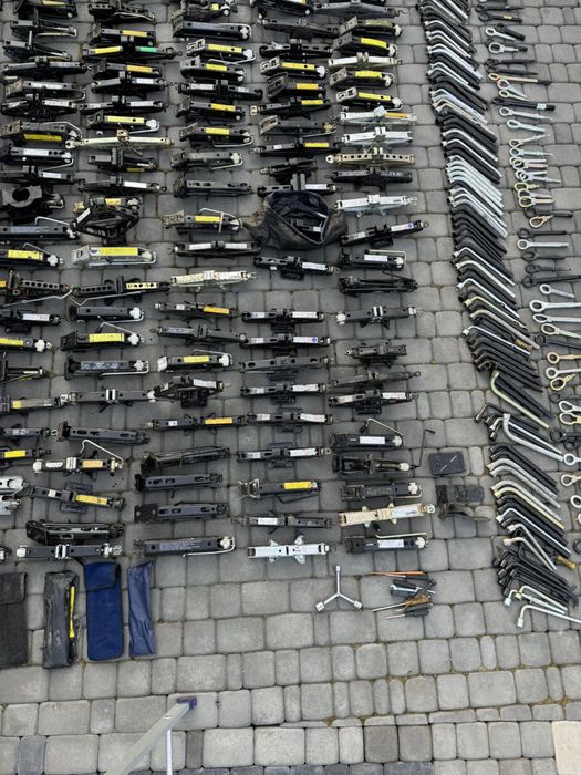 Домкрати оригінальні для автомобілів VW Fiat Skoda Toyota Renault інші