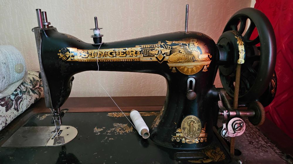 Старинная швейная машинка Singer