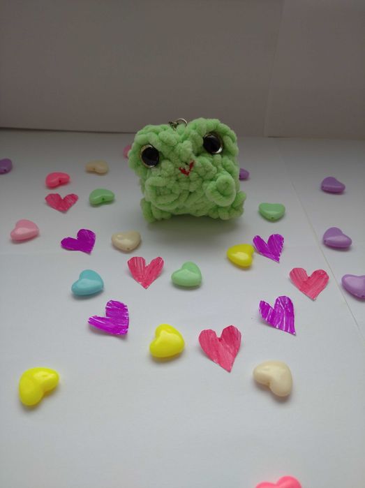 купіть будь ласка ,,В'язана жабка брелок'''