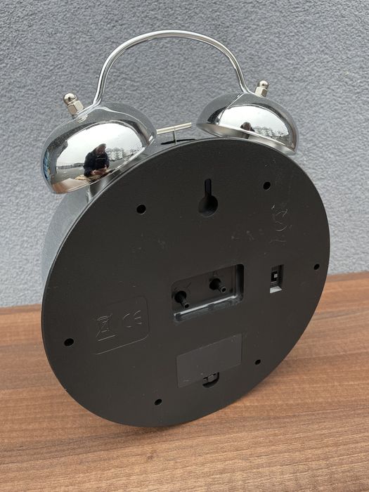 Duzy srebrny zegar nowy