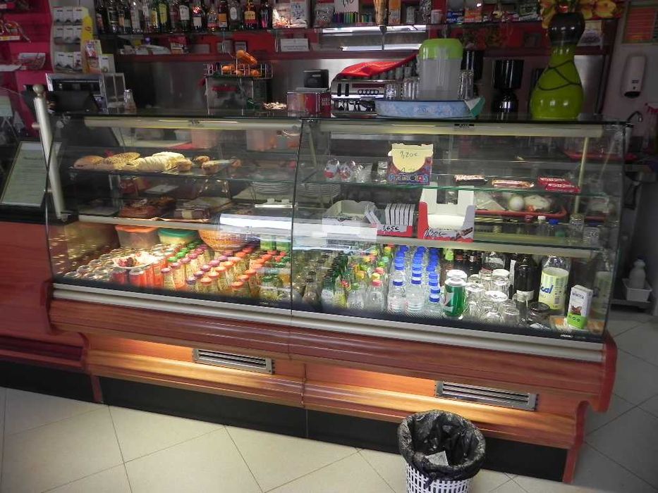 Balcão com vitrines  refrigeradas