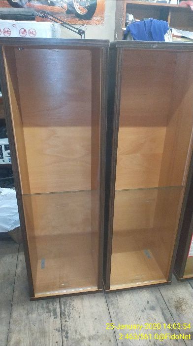 настінна книжкова полиця