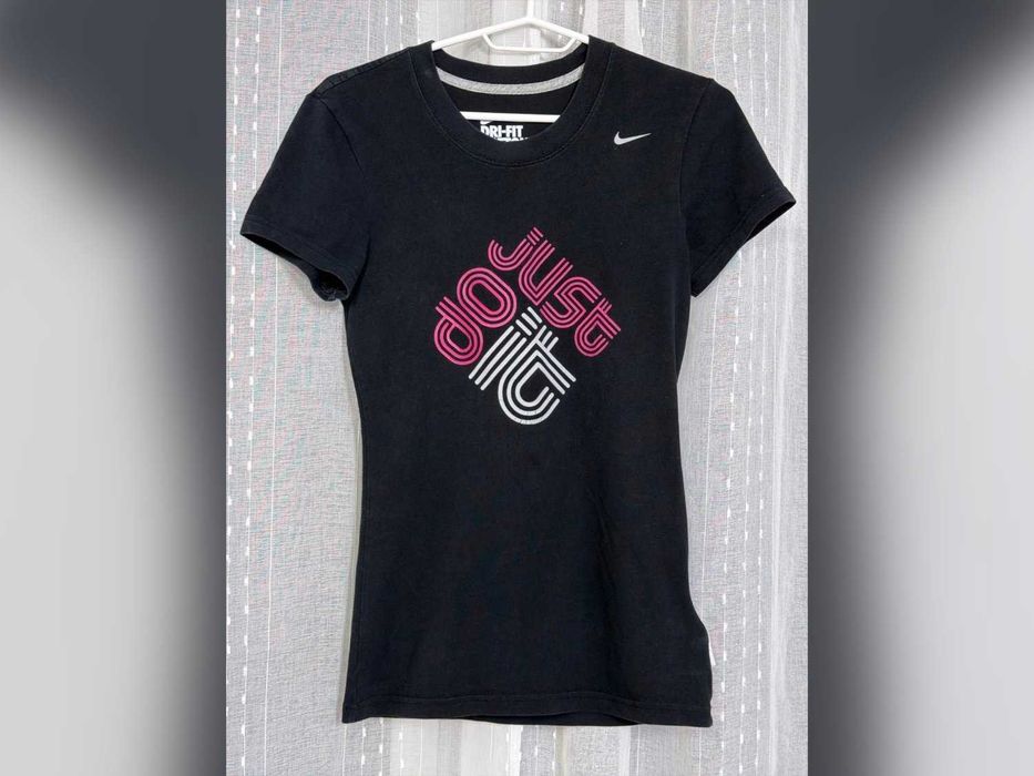 koszulka Nike damska czarna nadrukiem dopasowana S