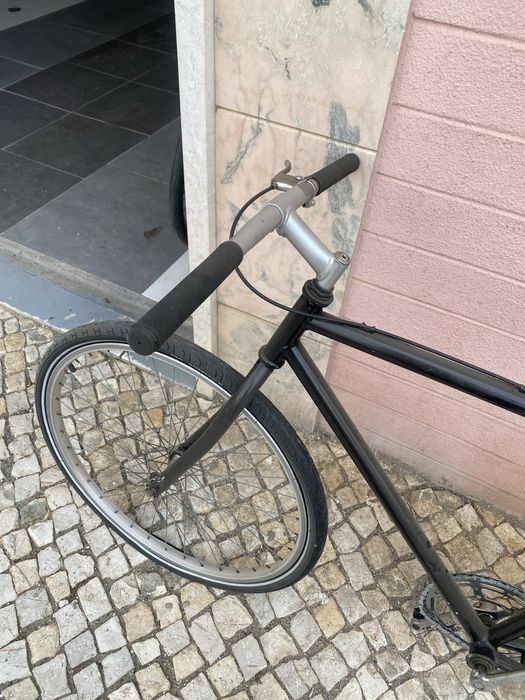 Bicicleta antiga toda restaurada