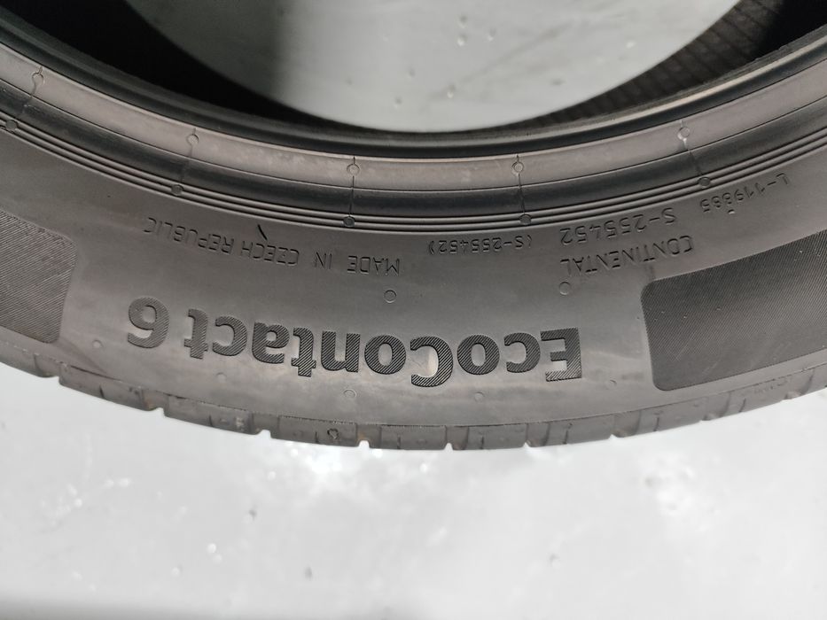 2 pneus semi novos 235-45R18 Continental - Oferta dos Portes