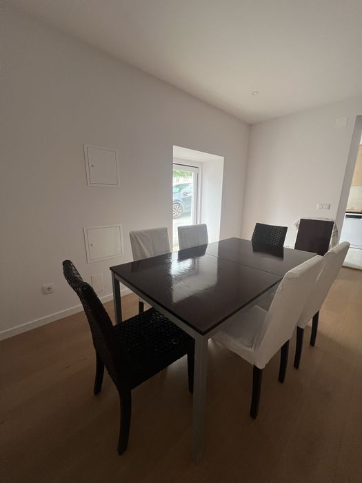 Mesa extensível e cadeiras com forras. (Brancas e de ganga)