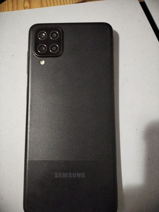 Omodelo é Samsung Galaxy12 com capa incluída