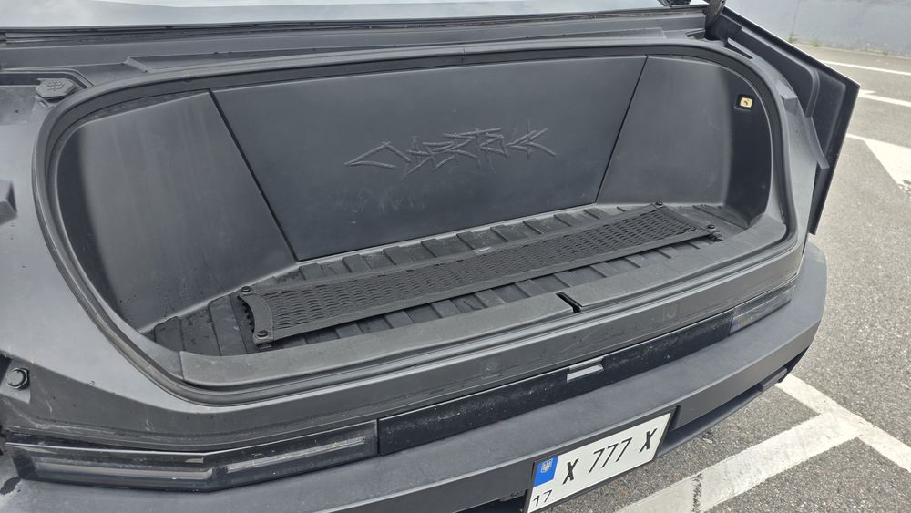 Tesla Cybertruck (категорія B !)