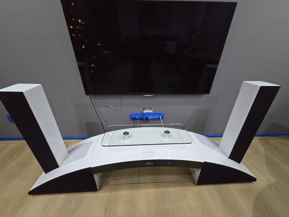 Półka pod telewizor z głośnikami